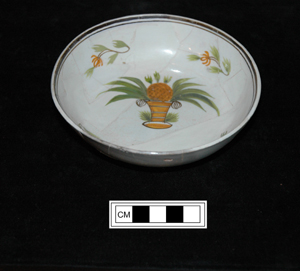 Saucer decorated with a pineapple motif