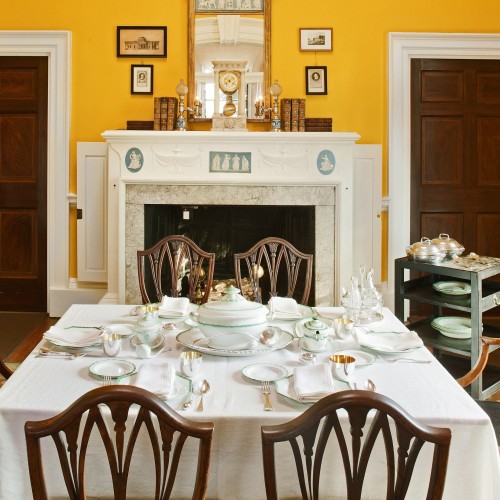 Monticello's Dining Room, set with colonial green shell-edged pearlware dishes